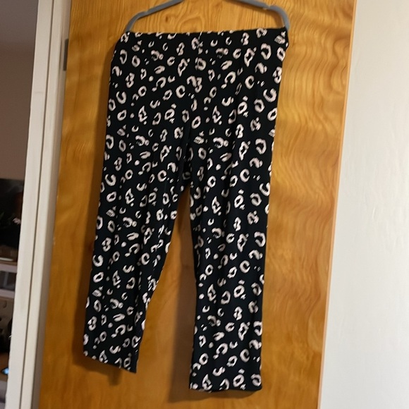 Torrid Studio Knit Tapered Pant Black Leopard Size 2 (2X) - Picture 5 of 7